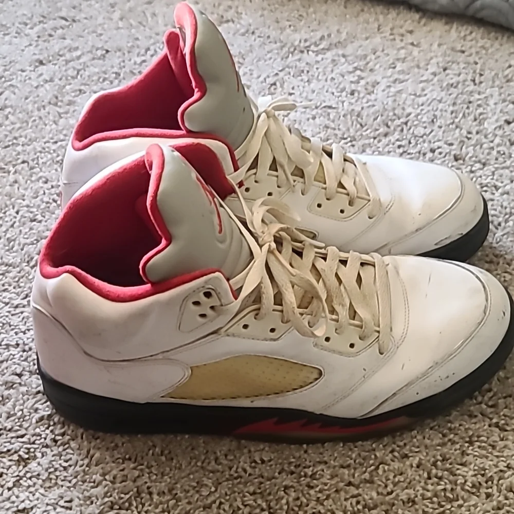 Air Jordan Retro 5 "Fire Red" - Picture 2 of 2